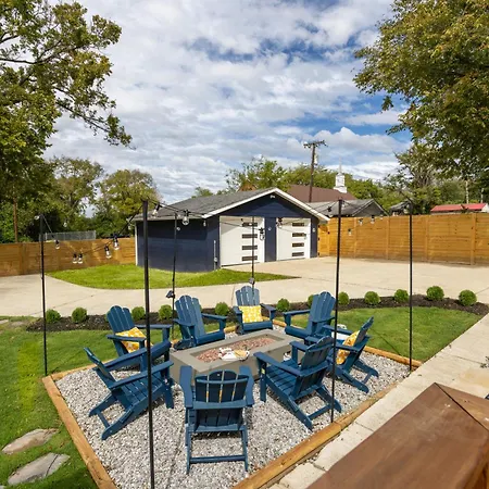 Luxury Home- Huge Yard, Fire Pit, Game And Movie Holiday home *