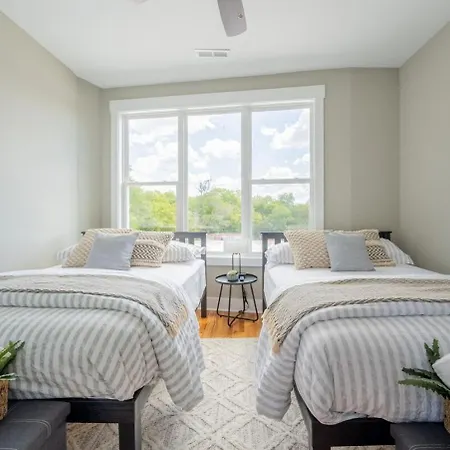 Holiday home 10 Min To Dt - Rooftop, Garage, Firepit, W&d