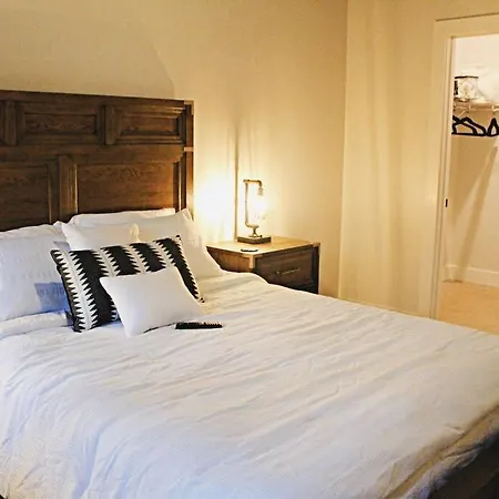 Apartment Retreat Near Downtown *