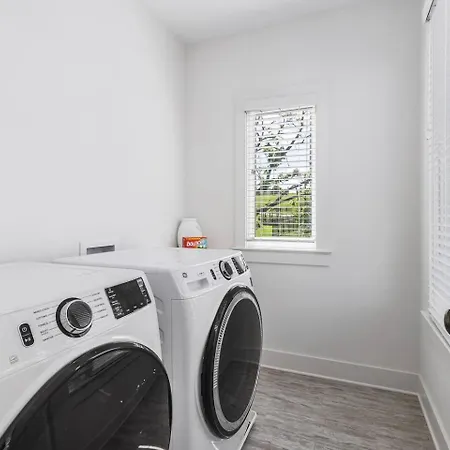 Holiday home Walk To 12 South And Belmont With Garage Firepit And Patio *