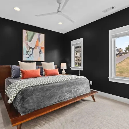 Stunning With Garage And Patio Walk To Restaurants 12 South And Belmont