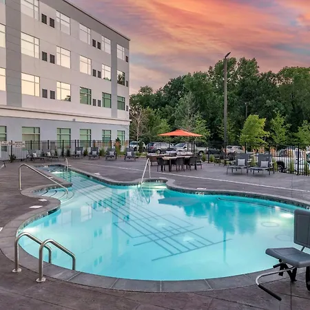 Cambria Airport Hotel 5*