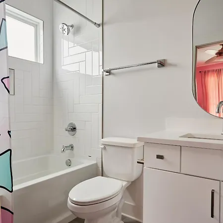 Ultimate Bach 10min To Dt Ig Walls Every Holiday home *