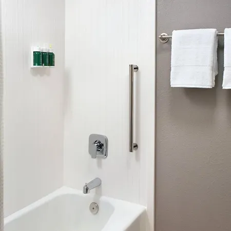 Courtyard By Marriott Airport Hotel