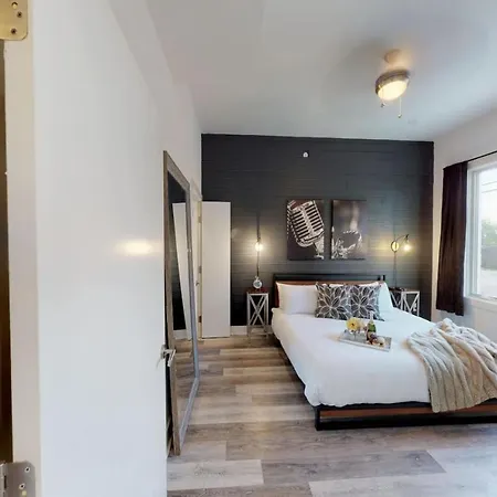 Great Location 1 Bedroom Sleeps 4