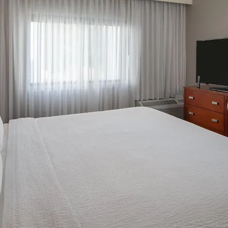 Courtyard By Marriott Airport Nashville