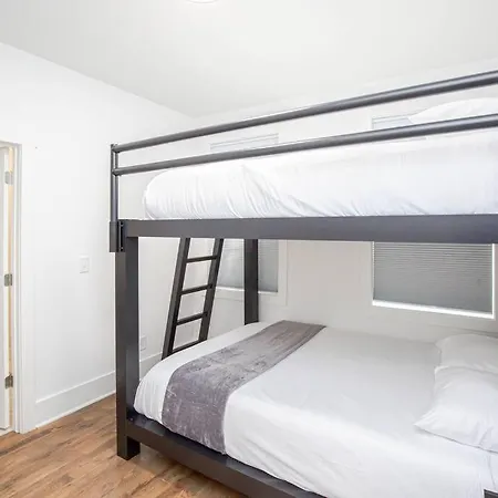 Spacious W Rooftop Deck And Mural! 10 Min 2 Dt Holiday home Nashville