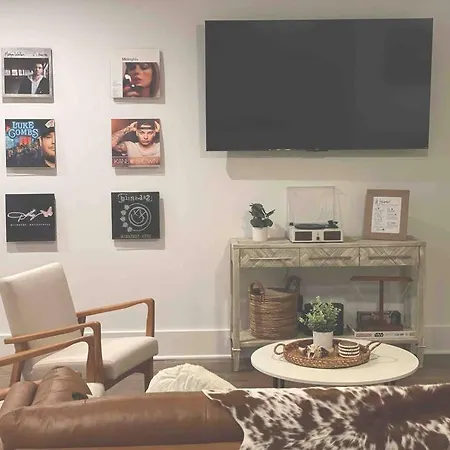 Holiday home Spacious W Rooftop Deck And Mural! 10 Min 2 Dt