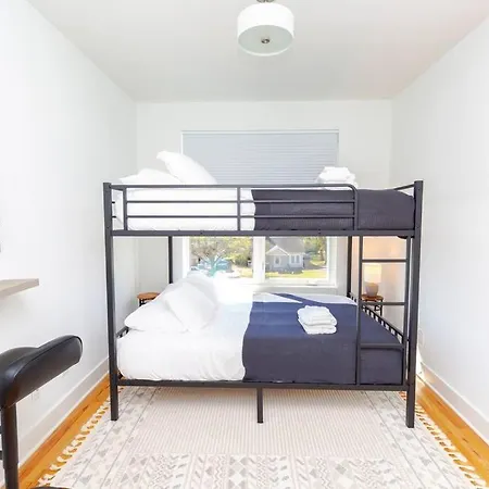 New! Beautiful Murals, Rooftop Deck & Karaoke! * Nashville
