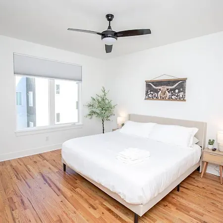 Holiday home New! Beautiful Murals, Rooftop Deck & Karaoke! *