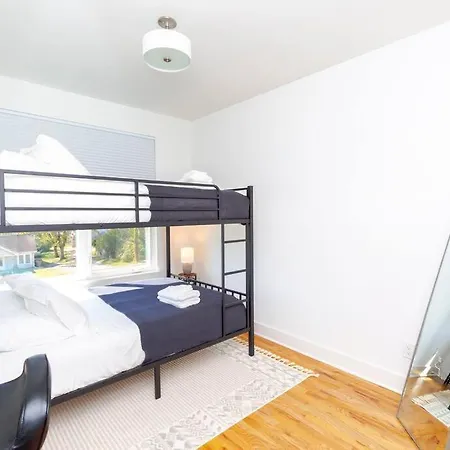 Holiday home New! Beautiful Murals, Rooftop Deck & Karaoke! *