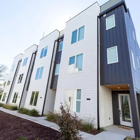 New! Beautiful Murals, Rooftop Deck & Karaoke! Nashville