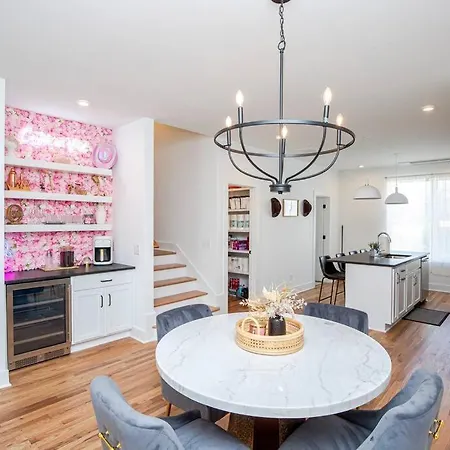 New! Beautiful Murals, Rooftop Deck & Karaoke! Holiday home *