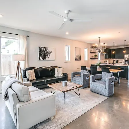 11 Beds 6 Full Baths 5 Minutes To Downtown Holiday home *