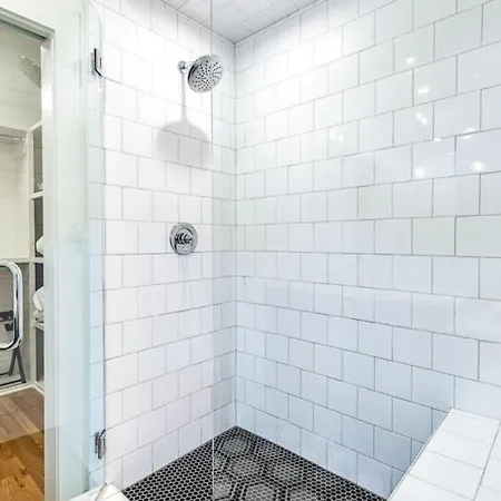11 Beds 6 Full Baths 5 Minutes To Downtown