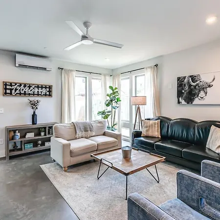 11 Beds 6 Full Baths 5 Minutes To Downtown Holiday home