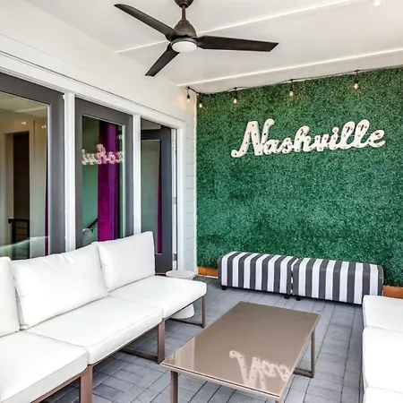 Holiday home 11 Beds 6 Full Baths 5 Minutes To Downtown *