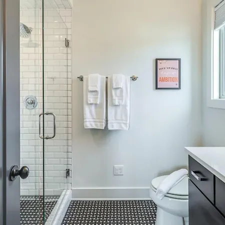 11 Beds 6 Full Baths 5 Minutes To Downtown Holiday home