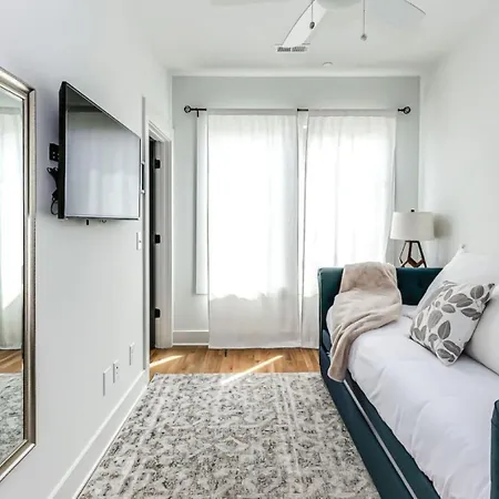 11 Beds 6 Full Baths 5 Minutes To Downtown Holiday home *