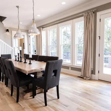 Minutes To Downtown Huge Outdoor Deck Hot Tub Holiday home Nashville