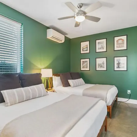 East Nash Rooftop 3 En-Suites City Views Holiday home
