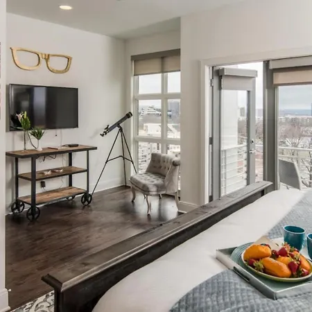 The New Nashview Rooftop-skyline View - Sleeps 12 Holiday home *