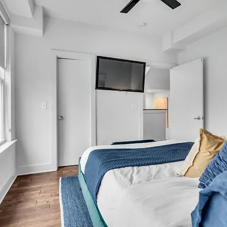 Lux East Nash-hot Tub & Rooftop Patio Holiday home Nashville
