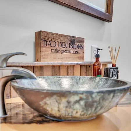 Lux East Nash-hot Tub & Rooftop Patio *
