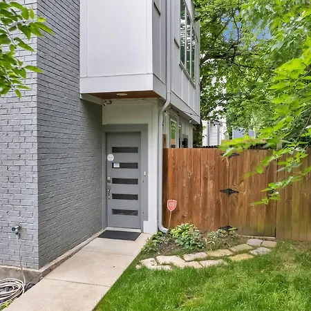 Holiday home Lux East Nash-hot Tub & Rooftop Patio