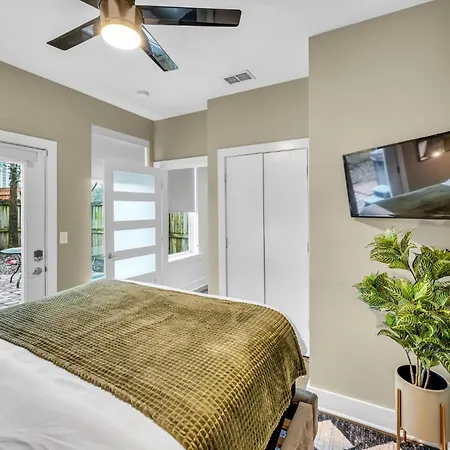 Lux East Nash-hot Tub & Rooftop Patio *