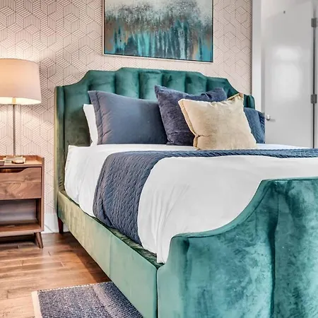 Lux East Nash-hot Tub & Rooftop Patio Holiday home