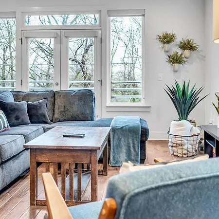 Lux East Nash-hot Tub & Rooftop Patio Holiday home *