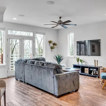 Lux East Nash-hot Tub & Rooftop Patio *