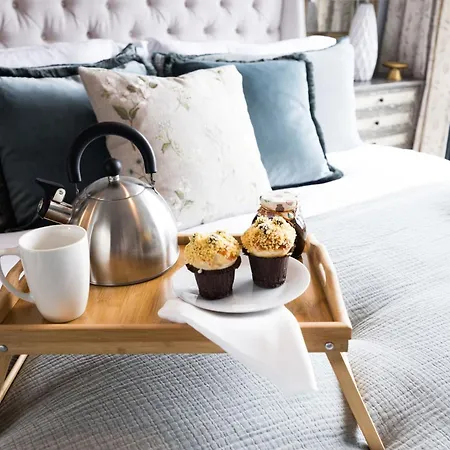 Elegant Corner Penthouse With Private Balcony, Skyline Views, Pool, And Gym Apartment *