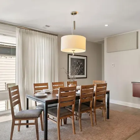 Holiday home Downtown W Rooftop Deck 4 Bedrooms 3 Baths