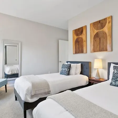 Downtown W Rooftop Deck 4 Bedrooms 3 Baths Holiday home