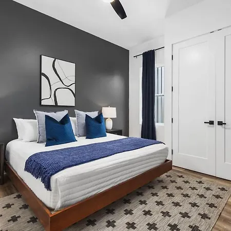 Holiday home Walk To Geodis Stadium And Restaurants - Rooftop, Garage Nashville