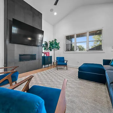 Mid-century Luxury Rooftop Lounge Near Broadway * Nashville