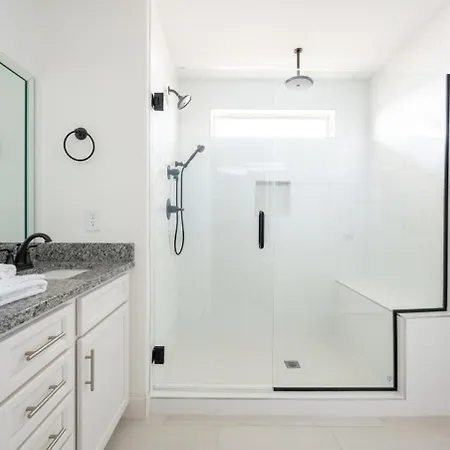 1 King 3 Queens Ground Washer & Dryer Holiday home Nashville