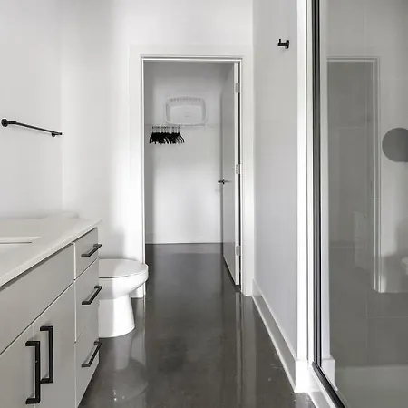 Apartment Landing At Standard Assembly - Studio In South