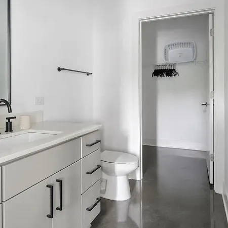 Apartment Landing At Standard Assembly - Studio In South
