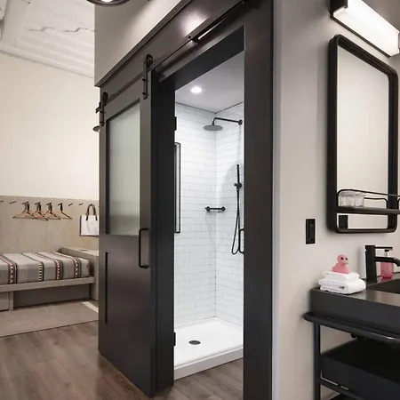 Hotel Moxy Vanderbilt Area