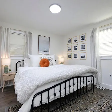 Near Downtown, King Bed, Private Yard, Free Parking Apartment Nashville