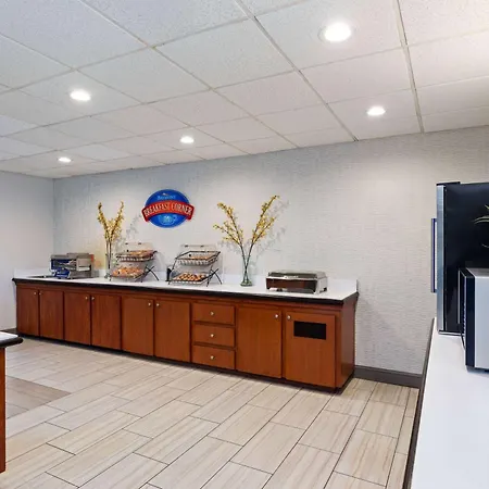 Baymont By Wyndham Airport Hotel 2*