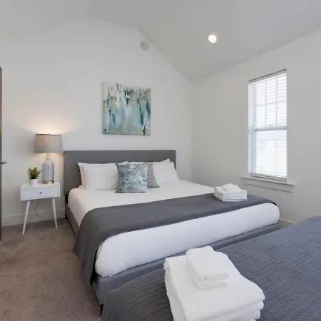 Holiday home Minutes To Broadway Stylish Gated Townhome