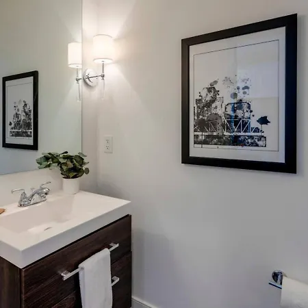 Minutes To Broadway Stylish Gated Townhome Holiday home *