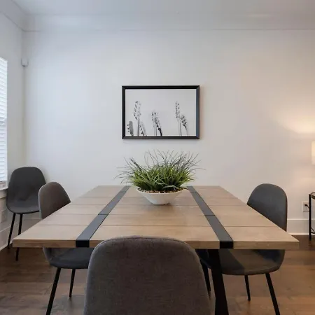 Holiday home Minutes To Broadway Stylish Gated Townhome *