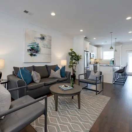 Minutes To Broadway Stylish Gated Townhome * Nashville