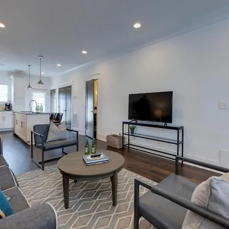 Minutes To Broadway Stylish Gated Townhome Holiday home