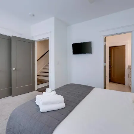 Minutes To Broadway Unwind In Style Holiday home *